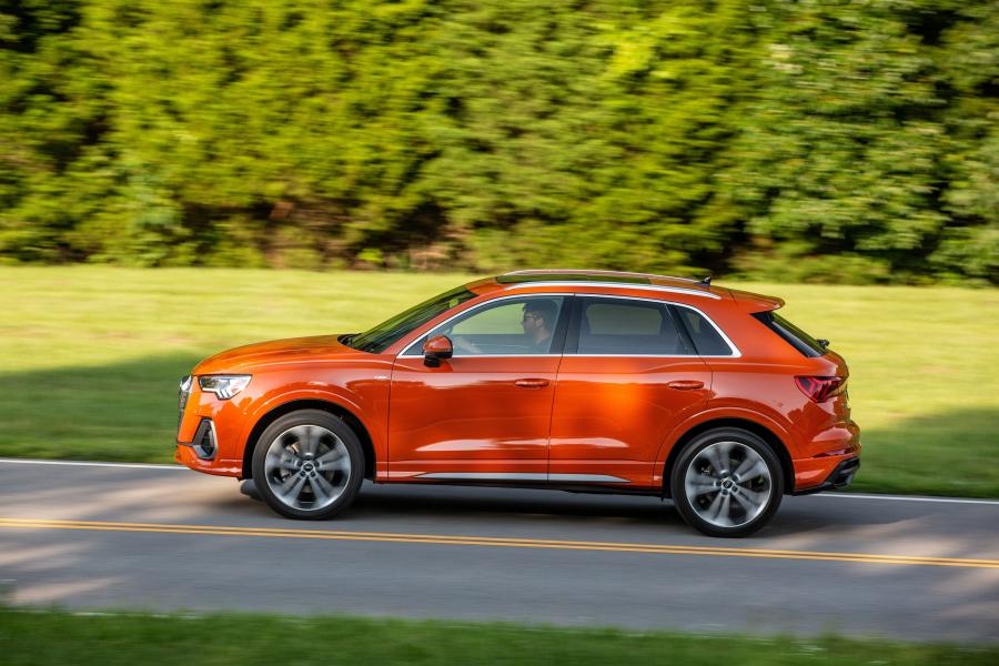  Audi Q3 2.0 TFSI Quattro S-Line 2019 года  (NA) (фото 22 из 42)